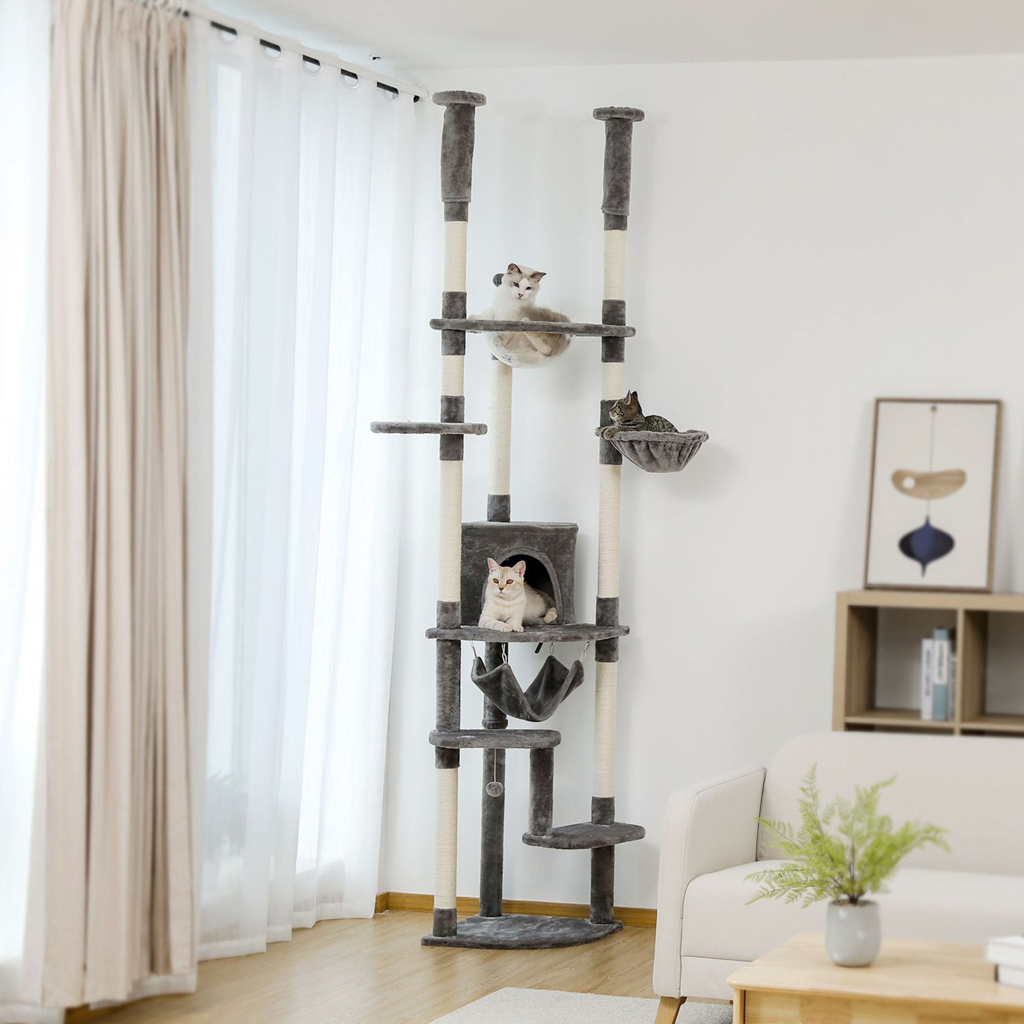 Vom Boden bis zur Decke reichender Kratzbaum für maximales Spiel auf kleinstem Raum